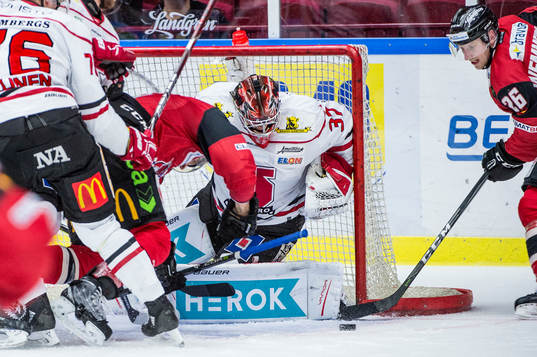 Malmö Redhawks Axel Wemmenborn mot Örebros målvakt Eero