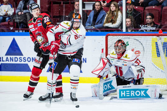 Malmö Redhawks Lars Bryggman mot Örebros Viktor Ekbom och