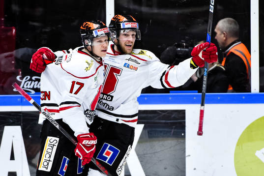 Örebros Daniel Viksten och Tom Wandell jublar