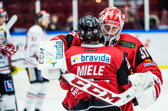 Malmö Redhawks Andy Miele jublar med målvakt Jonas