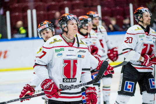 Örebros Daniel Viksten deppar med lagkamraterna