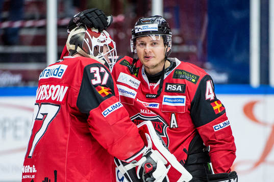 Malmö Redhawks målvakt Jonas Gunnarsson jublar med Rhett