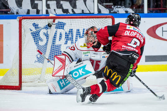 Malmö Redhawks Johan Olofsson sätter sin straff på