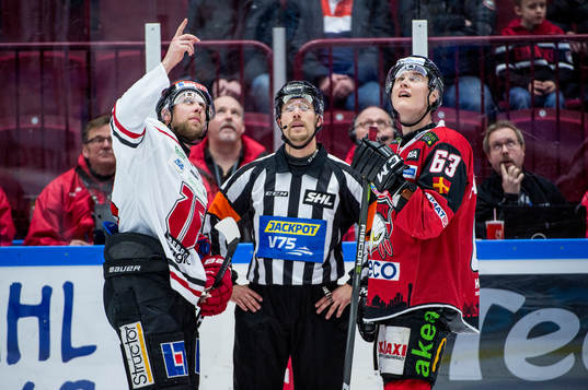 Örebros Viktor Ekbom och Malmö Redhawks Fredrik