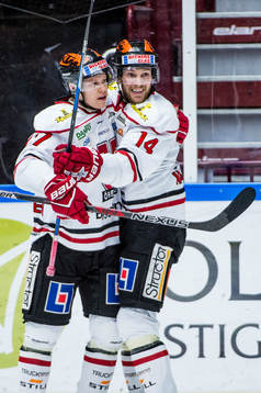 Örebros Daniel Viksten och Tom Wandell jublar