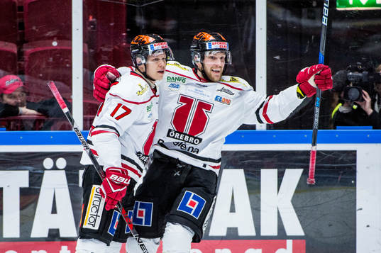 Örebros Daniel Viksten och Tom Wandell jublar