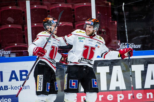 Örebros Daniel Viksten och Tom Wandell jublar