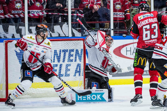 Malmö Redhawks Fredrik Händemark mot Örebros målvakt