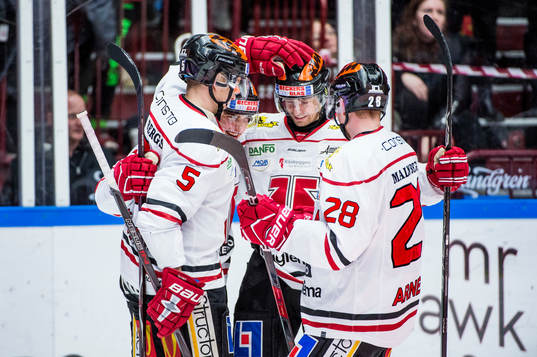 Örebros Glenn Gustafsson jublar med Gustav Backström,