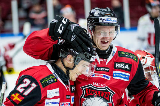 Malmö Redhawks Andy Miele och Tobias Ekberg jublar
