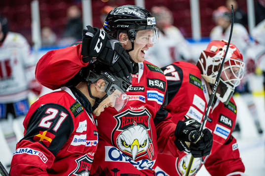 Malmö Redhawks Andy Miele och Tobias Ekberg jublar