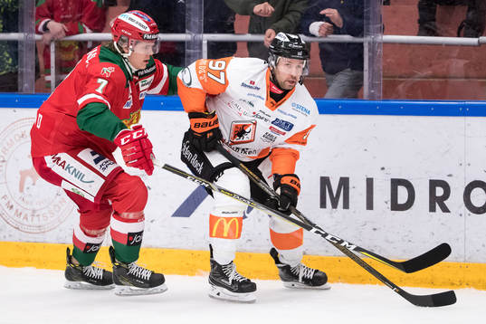 Moras Erlend Lesund jagar Karlskronas Per Ledin  i