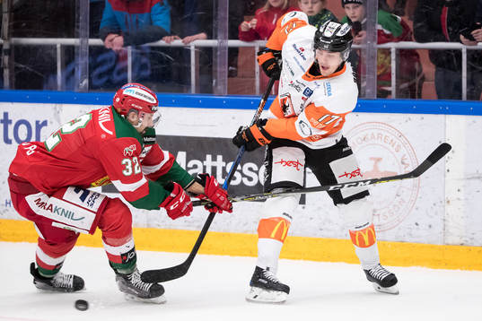 Moras Daniel Grillfors och Karlskronas Joel Kellman   i