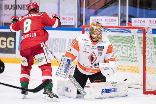 Moras Robin Johansson jublar framför Karlskronas målvakt