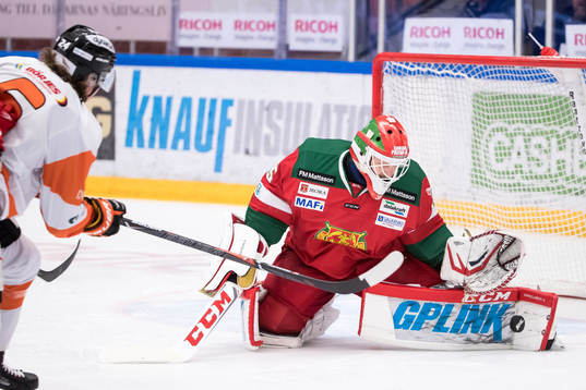 Moras målvakt Christian Engstrand räddar skott  i