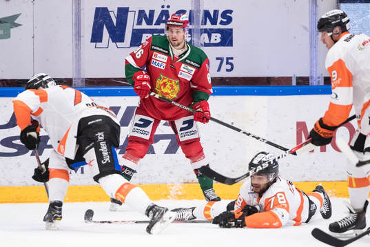 Karlskronas Akim Aliu ligger på isen och Moras Mathias