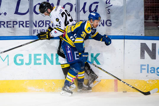 Curtis Jason Gedig of Stavanger Oilers and Victor Svensson