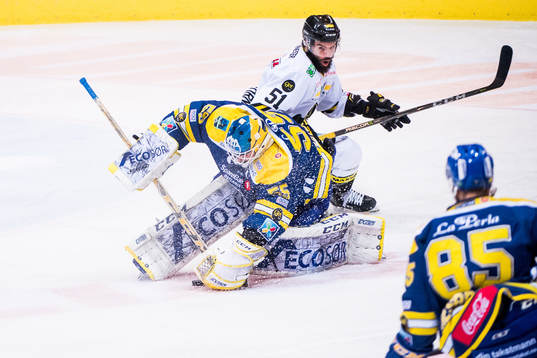 Goaltender Oskar Östlund of Storhamar and Philippe Cornet