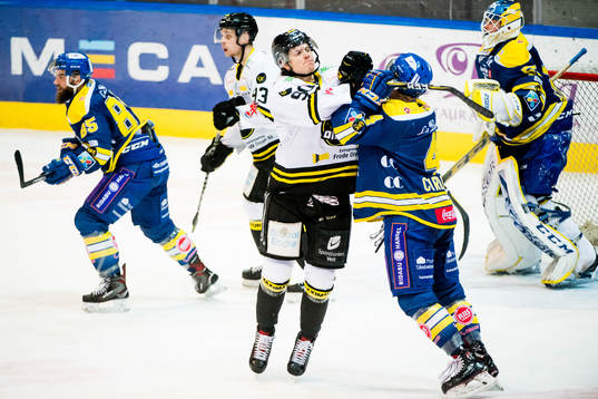 Jonas Djupvik Løvlie of Stavanger Oilers and Kodie Curran