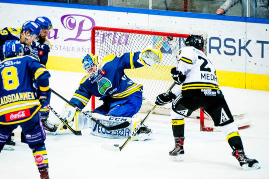 Goaltender Oskar Östlund of Storhamar and Henrik Medhus of
