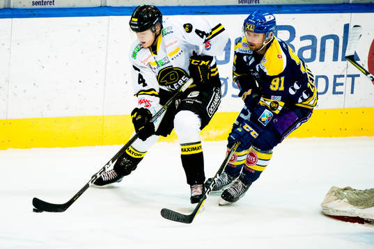 Tine Klofutar of Stavanger Oilers and Mikael Zettergren of