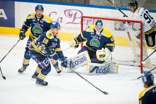 Simen André Edvardsen and goaltender Oskar Östlund of