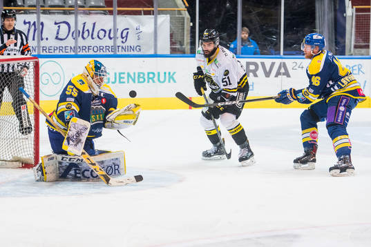 Goaltender Oskar Östlund of Storhamar, Philippe Cornet of