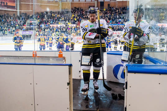 Kristian Forsberg of Stavanger Oilers looks dejected
