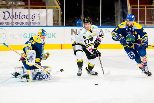 Goaltender Oskar Östlund of Storhamar, Henrik Medhus of