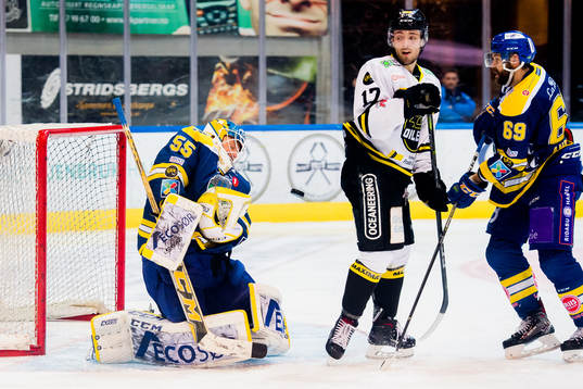 Goaltender Oskar Östlund of Storhamar, Eirik Østrem