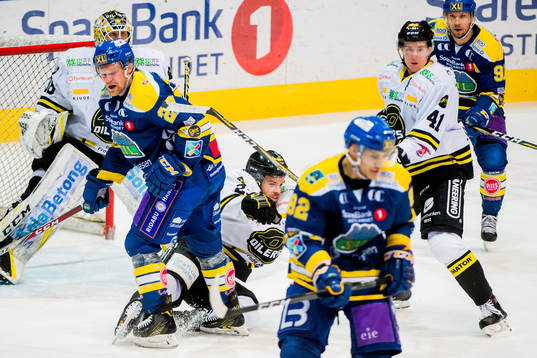 Steffen Thoresen of Storhamar and Spencer Humphries of