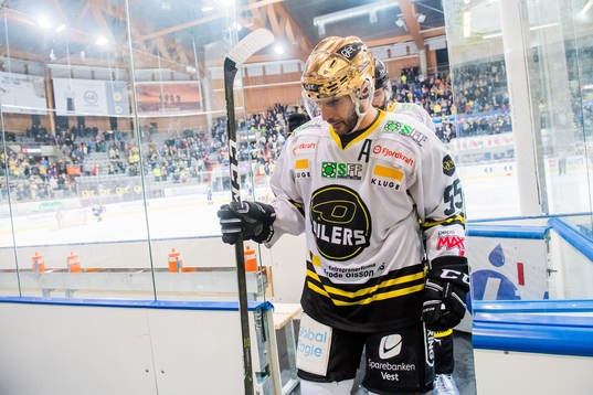 Joshua Soares of Stavanger Oilers looks dejected