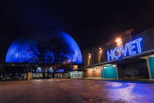 Exteriör av Hovet och Ericsson Globe innan ishockeymatchen
