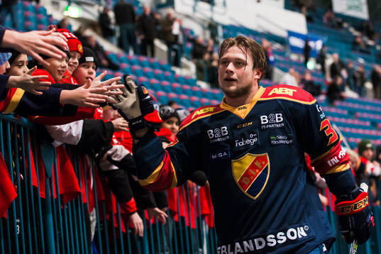 Djurgårdens Jesper Pettersson hälsar på unga supportrar