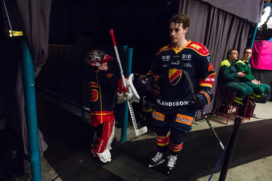 Djurgårdens Lukas Vejdemo hälsar på ung