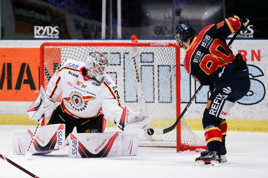 Luleås målvakt Filip Gustavsson räddar målchans från
