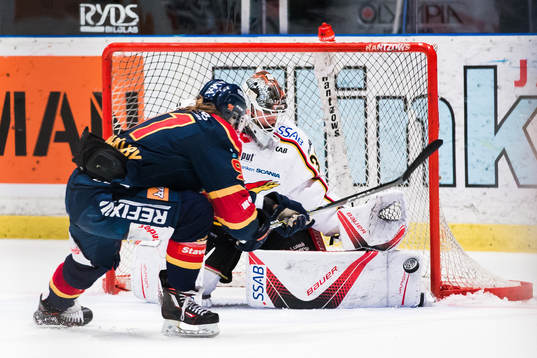 Luleås målvakt Filip Gustavsson räddar en målchans för