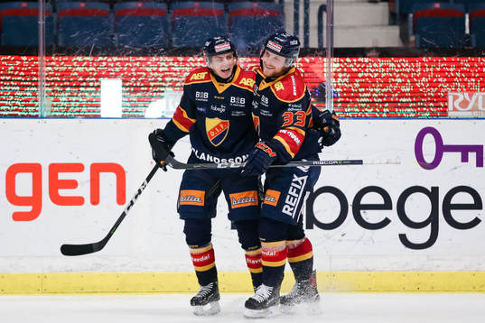 Djurgårdens Markus Ljungh jublar med Linus Hultström