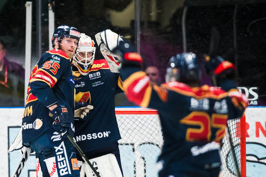 Djurgårdens målvakt Adam Reideborn jublar med Alexander