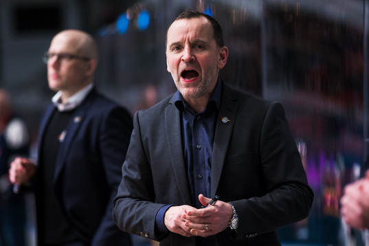 Luleås tränare Thomas Berglund reagerar
