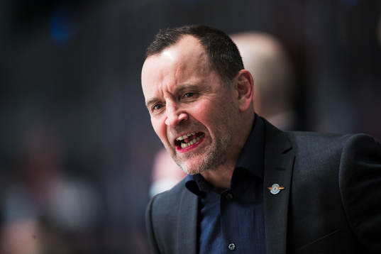 Luleås tränare Thomas Berglund reagerar