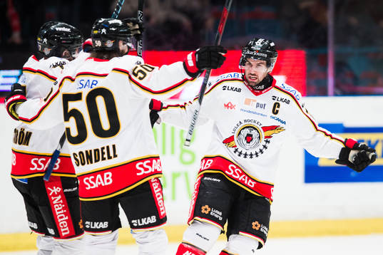 Luleås Jan Sandström jublar med Daniel Sondell och