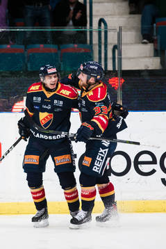 Djurgårdens Markus Ljungh jublar med Linus Hultström
