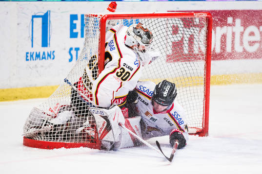 Luleås målvakt Filip Gustavsson hamnar i målburen