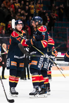 Djurgårdens Jonathan Davidsson jublar med William Lagesson