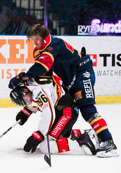 Djurgårdens Linus Johansson och Luleås Robin Kovacs i ett