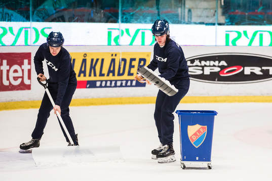 Ungdomar skyfflar upp issnö
