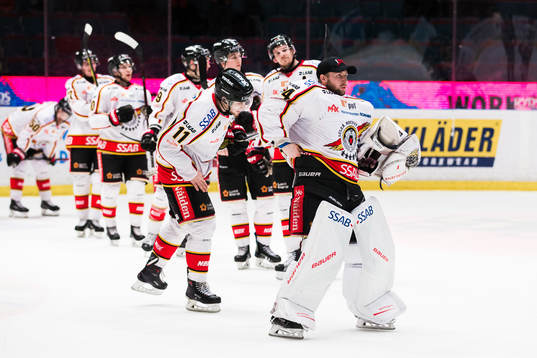 Luleås målvakt Joel Lassinatti deppar med lagkamrater