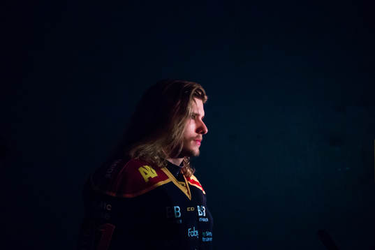 Djurgårdens Axel Jonsson Fjällby  innan ishockeymatchen i