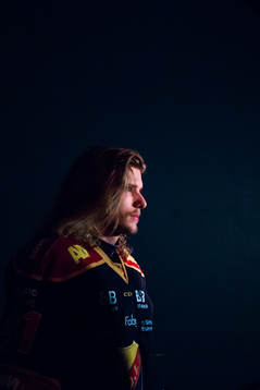Djurgårdens Axel Jonsson Fjällby  innan ishockeymatchen i